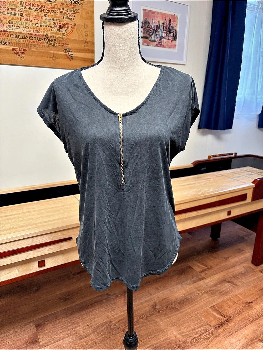 Green Envelope Short Sleeve Zip Front Top in Gray Size Medium